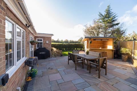 9 Sutton Close, Folkestone, CT19 5LL