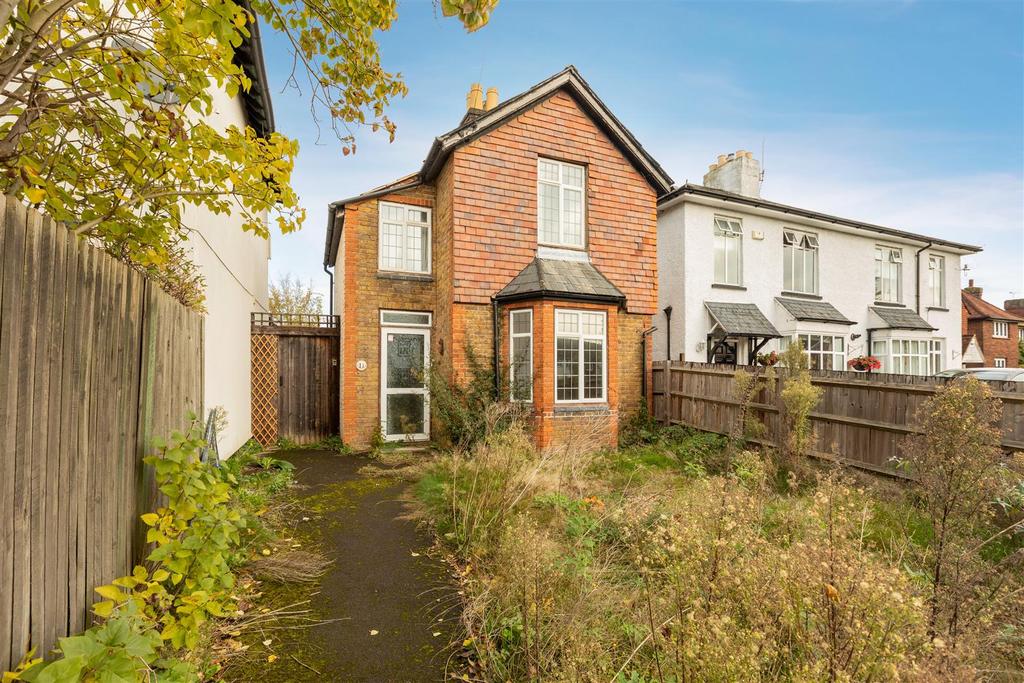 Britwell Road, Burnham 3 bed link detached house £350,000