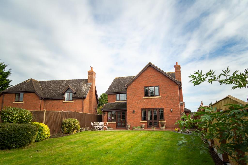 Foley Gardens, Stoke Prior, Bromsgrove 4 bed detached house £1,700