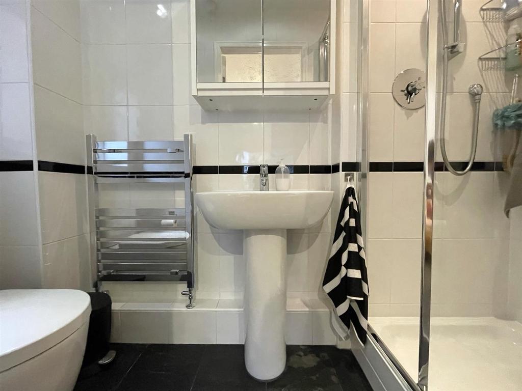 En suite shower room/wc