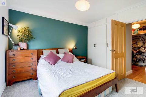 6 Serbin Close, London, E10 6JL