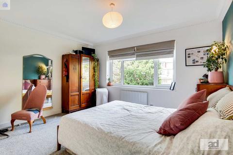 6 Serbin Close, London, E10 6JL