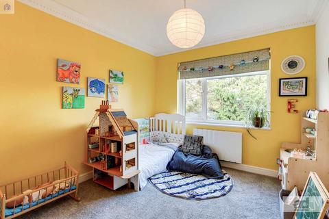 6 Serbin Close, London, E10 6JL