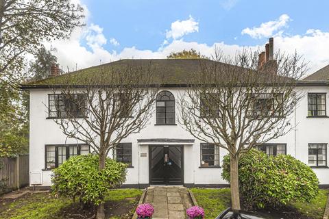 3 Conifers Close, Teddington, TW11 9JG