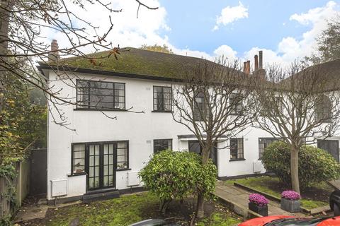 3 Conifers Close, Teddington, TW11 9JG