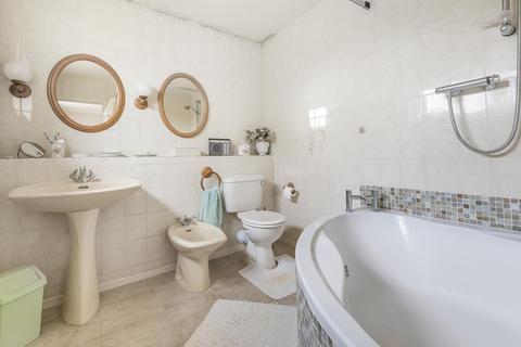 1 Davis Close, Carterton, OX18 3SX