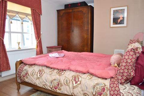 9 Copster Place, Oldham, OL8 3DH