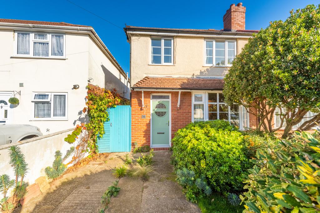 St. Elmo Crescent, Slough SL2 3 bed semidetached house £375,000