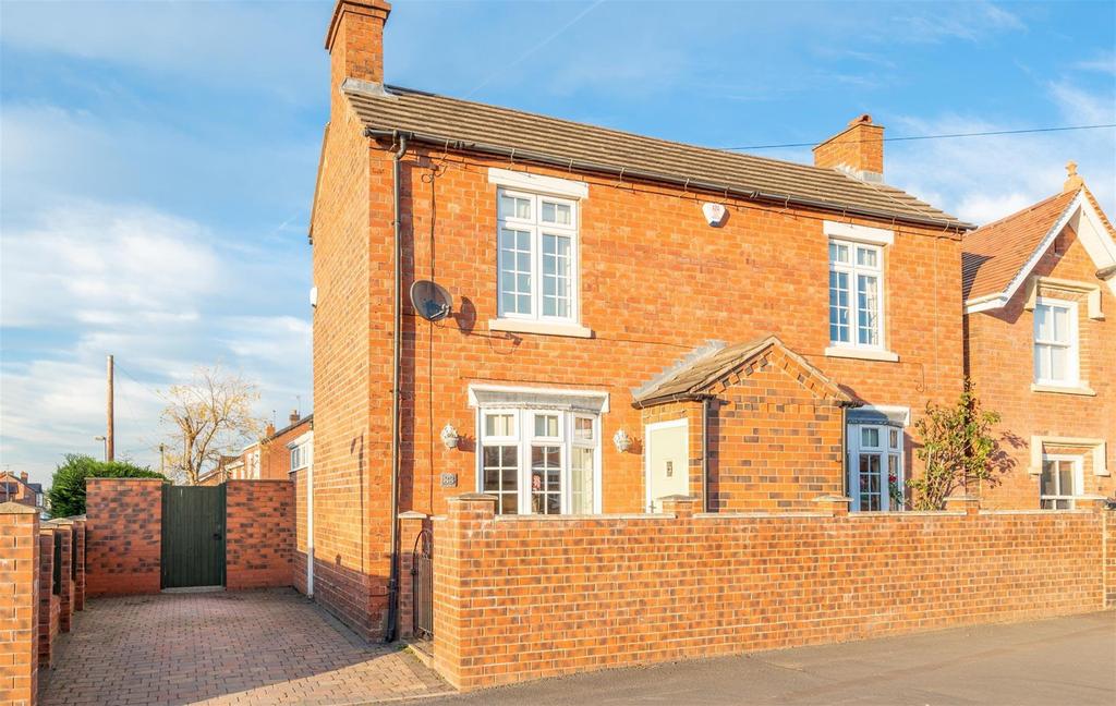 Enville Road, Wall Heath, DY6 0NL 3 bed detached house £365,000