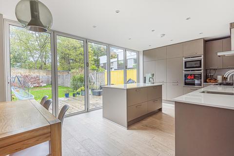 30 Brackley, Weybridge, KT13 0BL