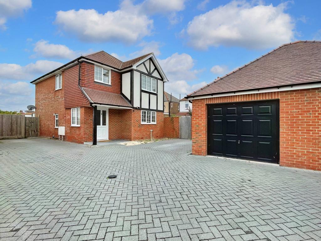 Swan Mews, Ringwood Road, Eastbourne... 4 bed detached house £1,650 pcm (£381 pw)
