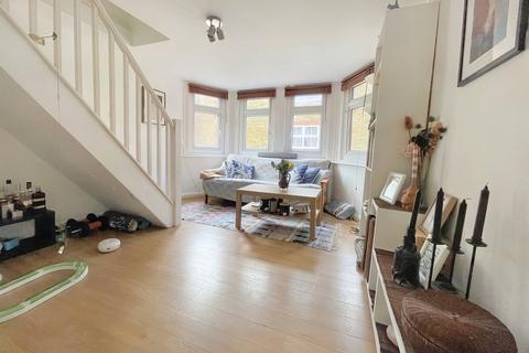 2 bedroom flat to rent, North Street, Eastbourne BN21
