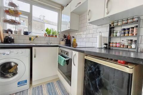 2 bedroom flat to rent, North Street, Eastbourne BN21