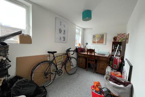 2 bedroom flat to rent, North Street, Eastbourne BN21