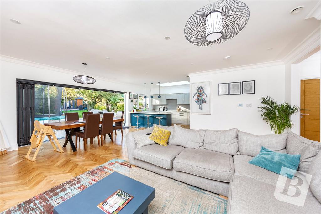 Elmhurst Drive, Hornchurch, RM11 4 bed detached house £775,000