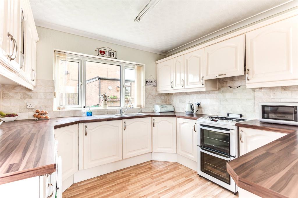 Henley Avenue, Thornhill, Dewsbury, WF12 4 bed detached house £265,000