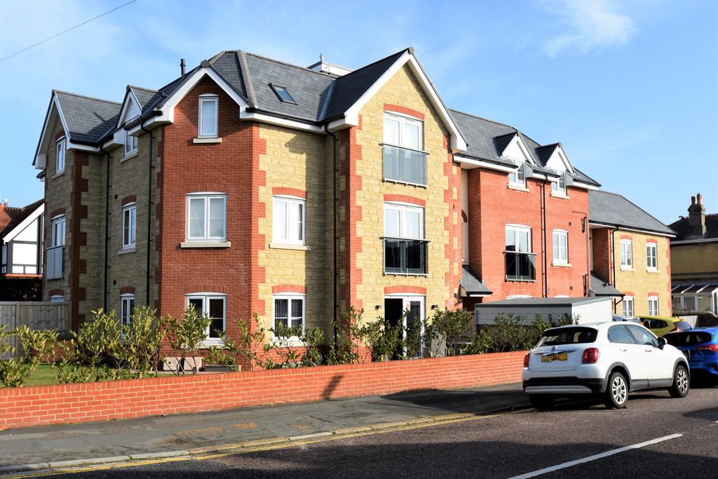1 Winchester Park Road, Sandown PO36 2 bed flat £725 pcm (£167 pw)