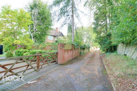 5 Moore Road, Church Crookham, Fleet, GU52 6JB