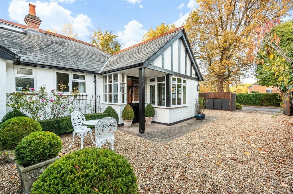 9 Williams Way, FLEET, Hampshire 4 bed detached bungalow £800,000