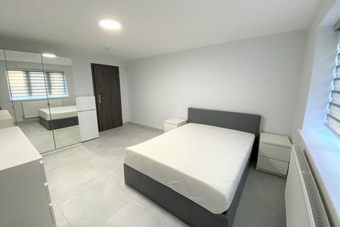 Studio to rent, Chaplin Road, Wembley