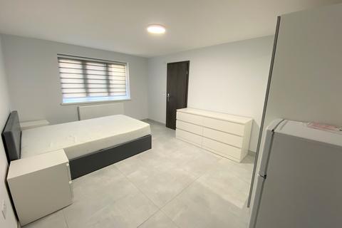 Studio to rent, Chaplin Road, Wembley
