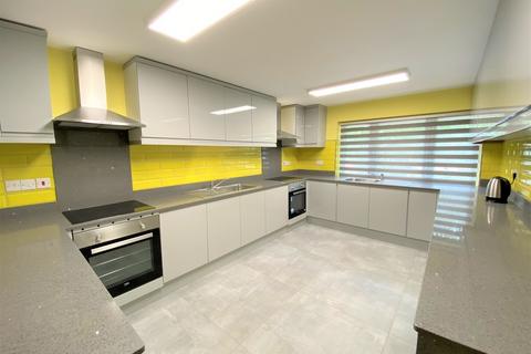 Studio to rent, Chaplin Road, Wembley