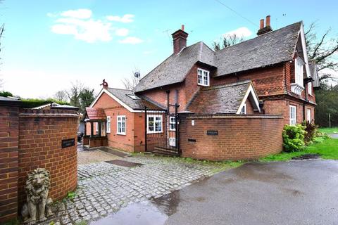 2, Farnham Park Lodge Beaconsfield Road, Farnham Royal, Slough, SL2 3BU