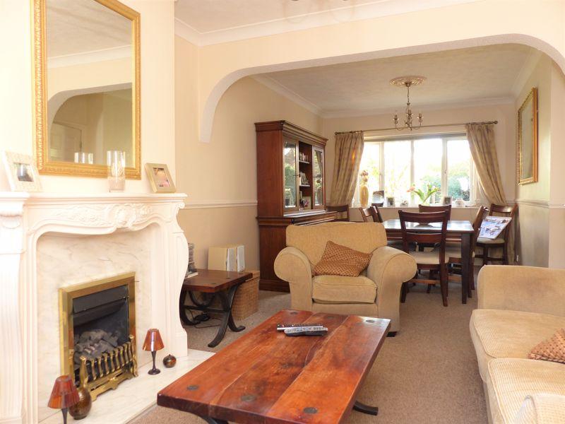 Lounge/Dining