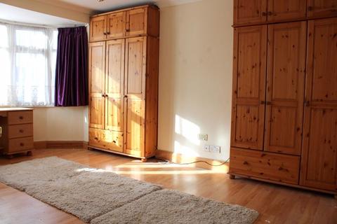 152 Bedfont Lane, Feltham, TW14 9NJ