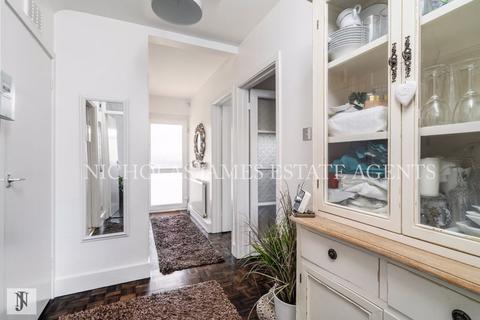 7 The Vineries, London, N14 4BH