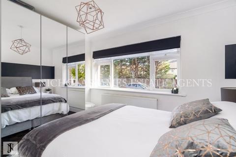 7 The Vineries, London, N14 4BH