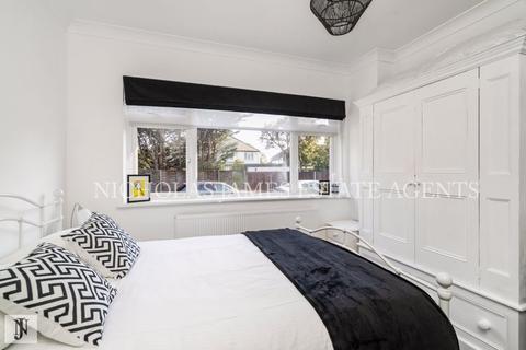 7 The Vineries, London, N14 4BH