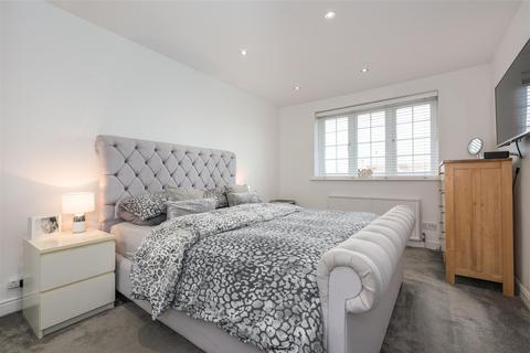 28 Pool Road, West Molesey, KT8 2HE