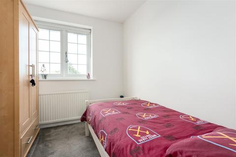 28 Pool Road, West Molesey, KT8 2HE