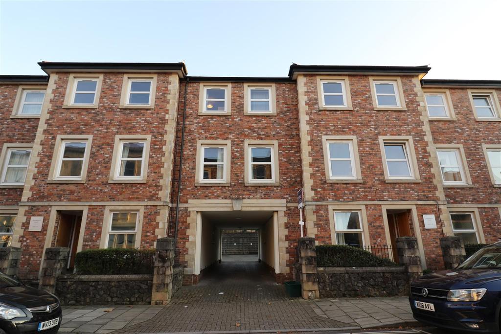 Alma Vale Road, Bristol 3 bed flat £1,650 pcm (£381 pw)