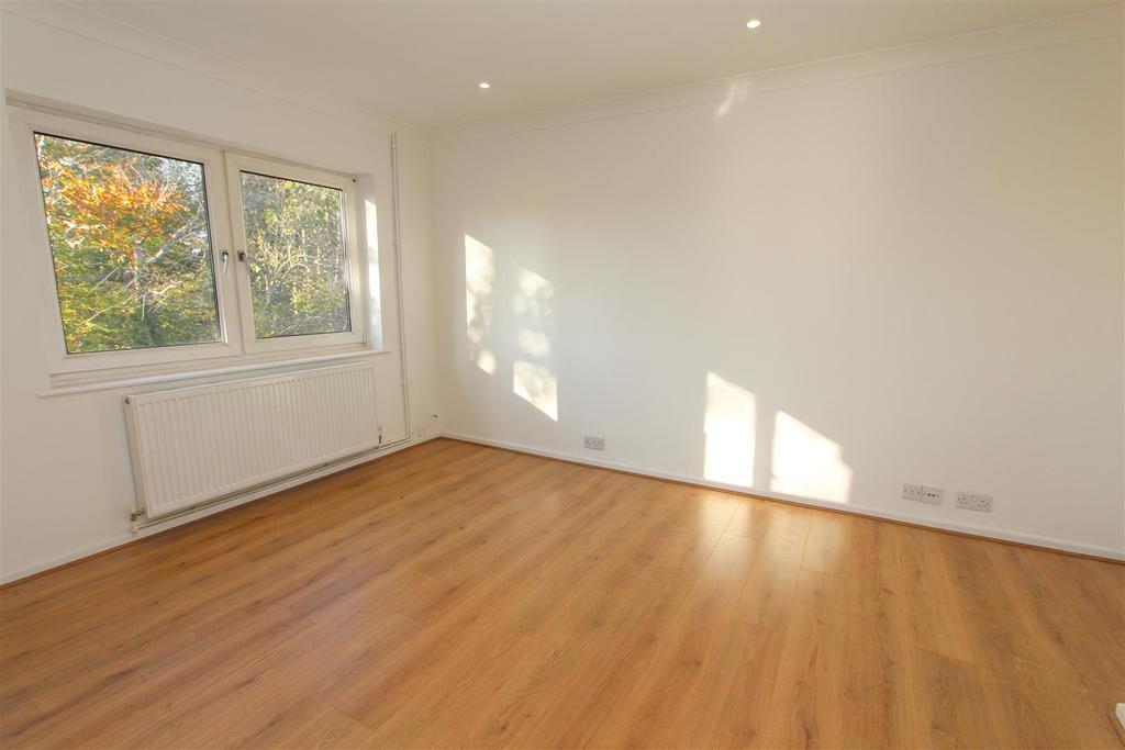 Gainsborough Road, Keynsham, Bristol 2 bed flat £200,000