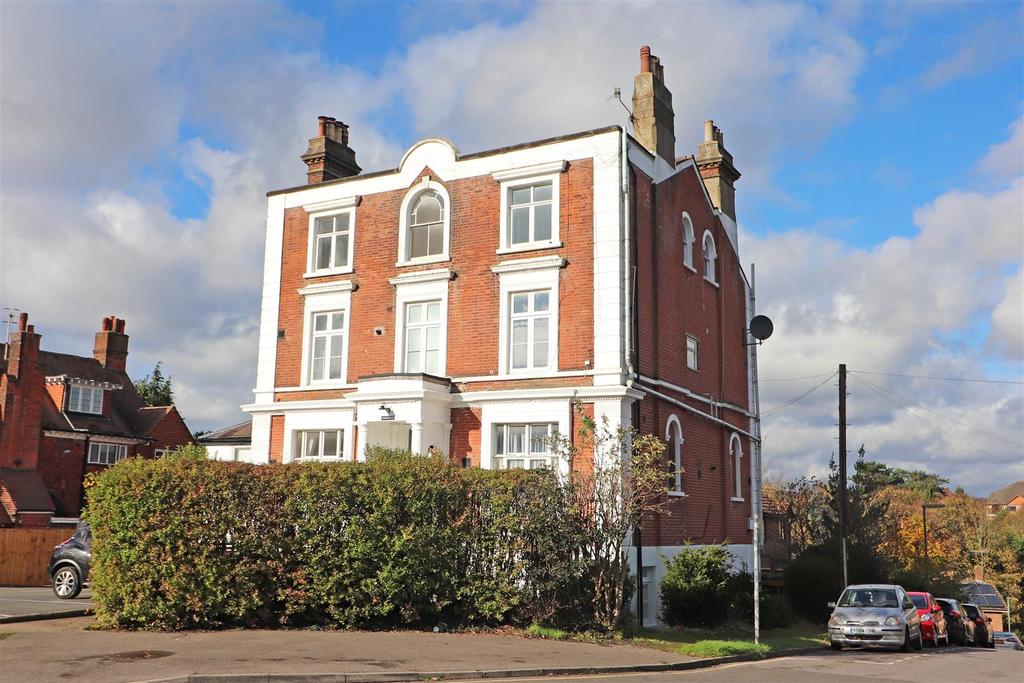 Cavendish Road, Redhill 3 bed flat £350,000