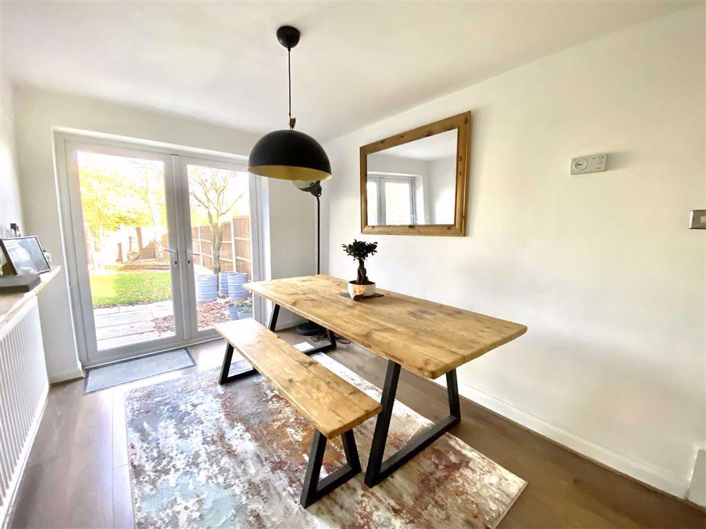 Attractive dining room (rear)