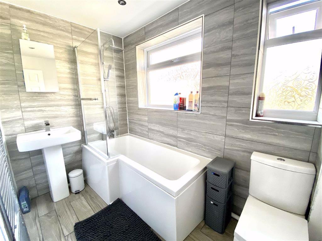 Luxury Bathroom (side)