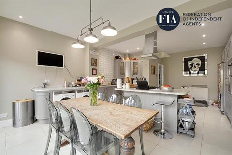 73 Hartham Road, Isleworth, TW7 5EY