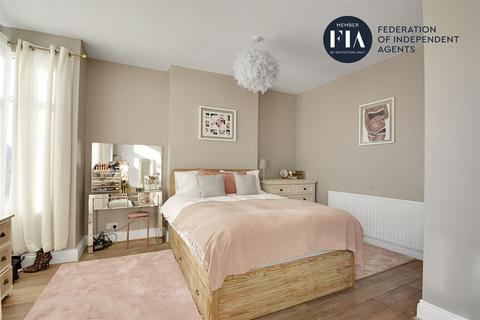 73 Hartham Road, Isleworth, TW7 5EY