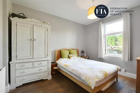 73 Hartham Road, Isleworth, TW7 5EY