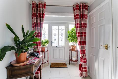 39 Burrows Way, Rayleigh, SS6 7DF