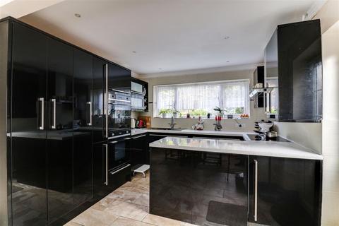 39 Burrows Way, Rayleigh, SS6 7DF