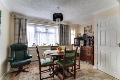 39 Burrows Way, Rayleigh, SS6 7DF