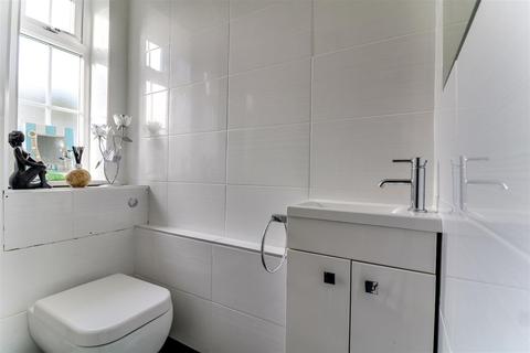 39 Burrows Way, Rayleigh, SS6 7DF