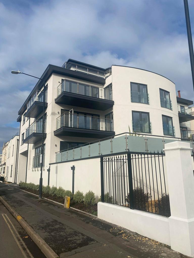 29, Newbold Street, Leamington Spar CV32 3 bed flat £2,500 pcm (£577 pw)
