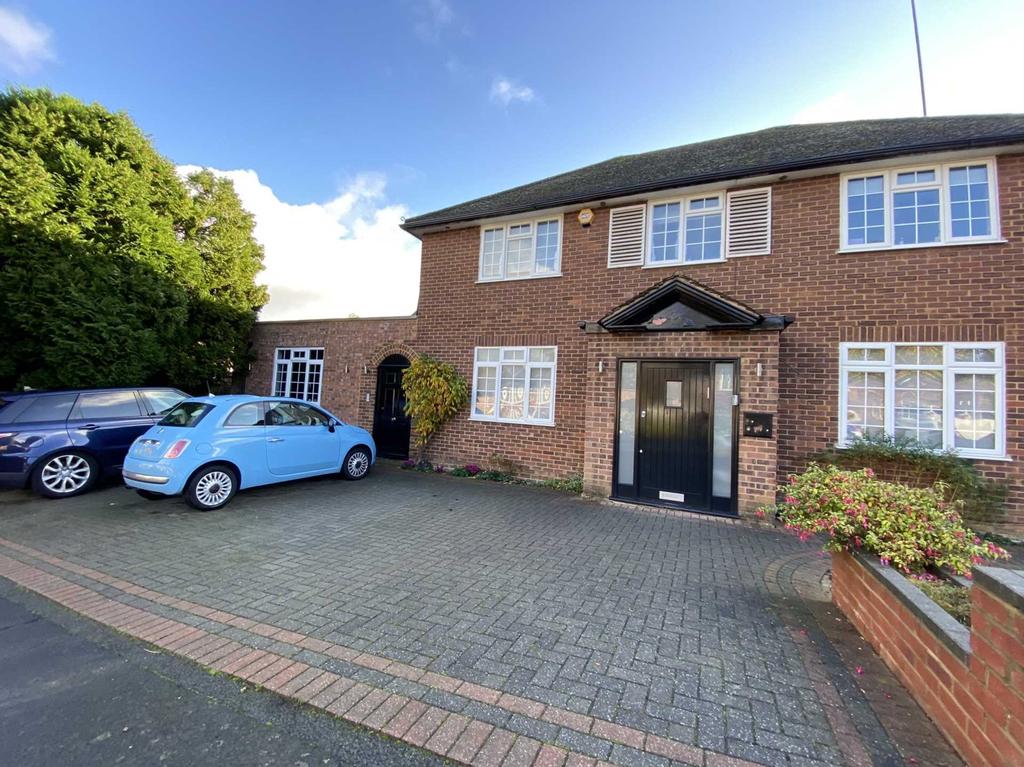 Hartfield Avenue, Elstree 6 bed detached house £1,600,000
