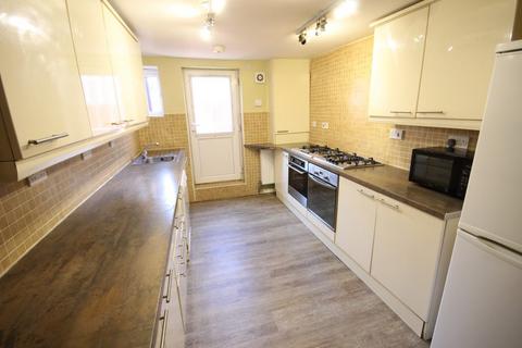 8 bedroom terraced house to rent, 30 Brudenell Avenue, Hyde Park, Leeds, LS6 1HD