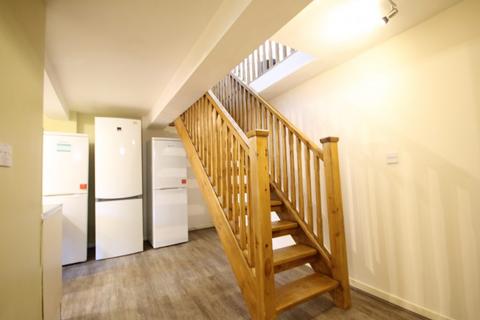 8 bedroom terraced house to rent, 30 Brudenell Avenue, Hyde Park, Leeds, LS6 1HD